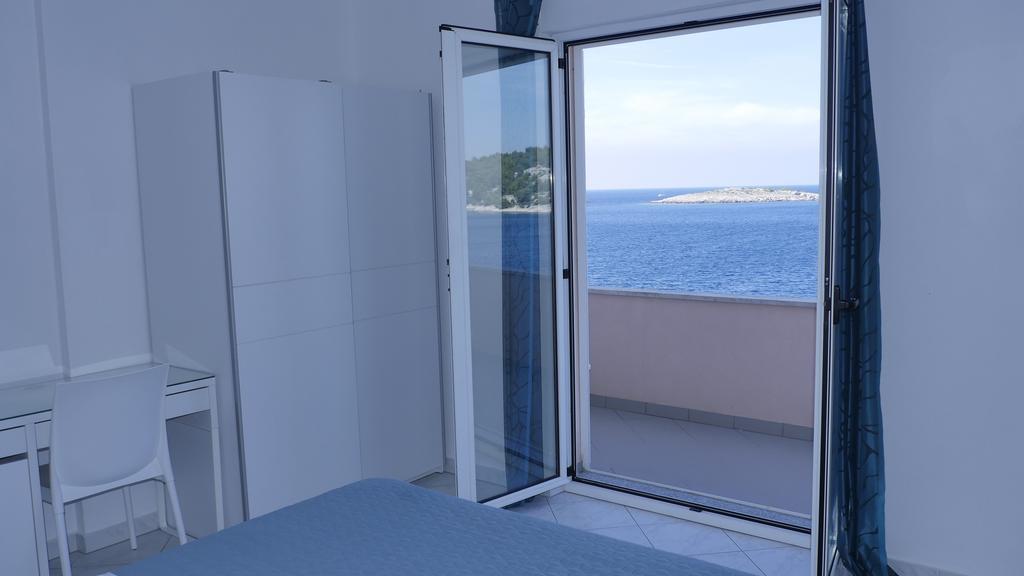 Direkt Am Meer-Apartments Puntaplanka Рогозница Экстерьер фото